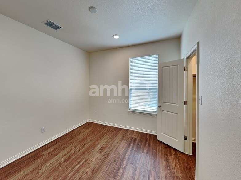 Building Photo - 2717 Deerfield Creek