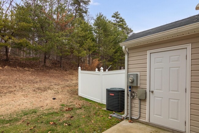 Building Photo - Updated 2BR/2.5BA Townhome