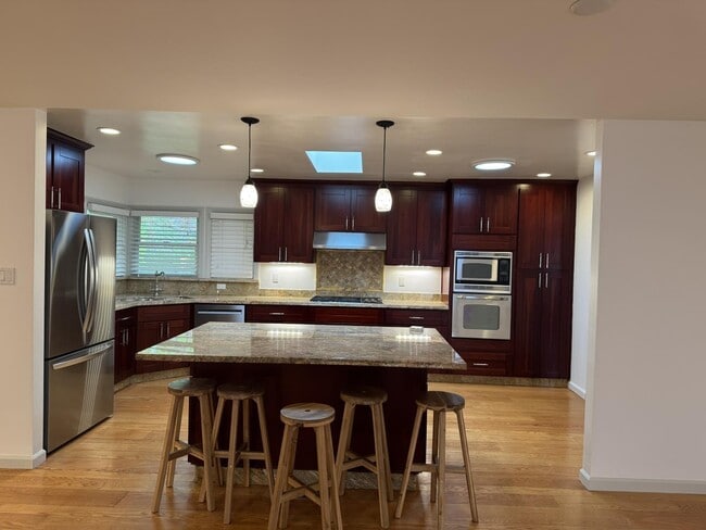 Building Photo - 1359 Country Club Dr