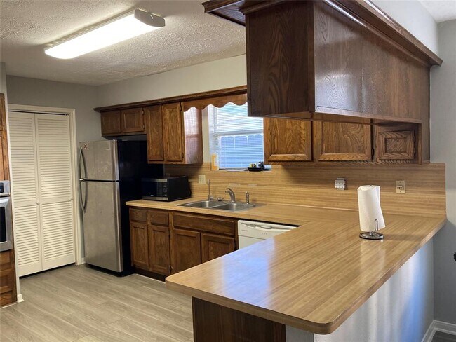 Building Photo - 2734 Colony Dr