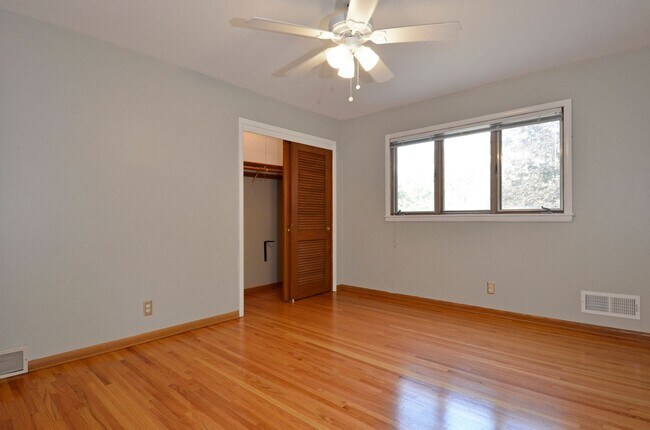 Building Photo - Spacious 5-Bed 3-Bath Home in Edina - Available Now!