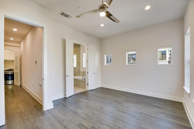 Building Photo - 1301 Town Creek Dr