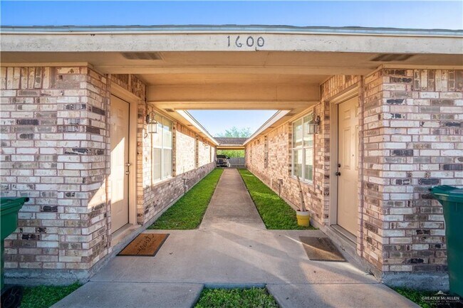 Building Photo - 1600 E Quail St