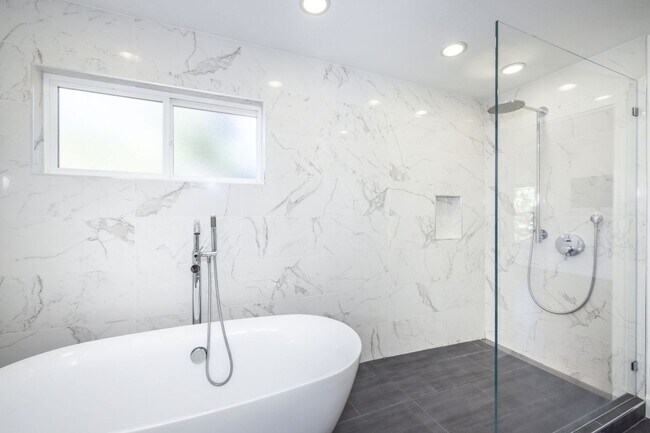 Building Photo - Beautifully Remodeled 4 Bed, 3 Bath Home w...