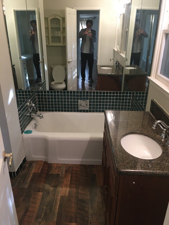 Building Photo - 5650 Rhodes Ave