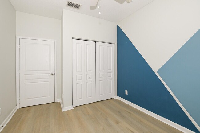 Building Photo - 649 NE Bent Paddle Ln