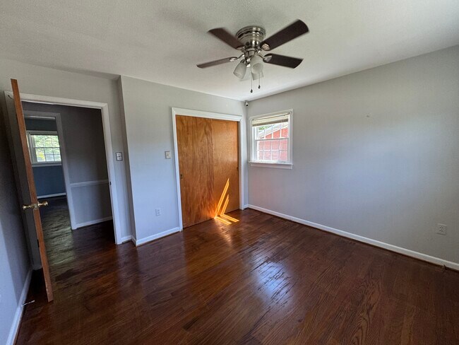 Building Photo - 117 Southerland Dr