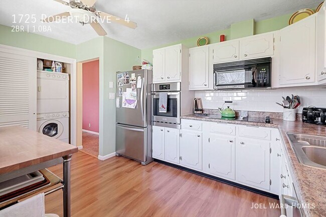 Building Photo - Two Bedroom Apt with Pool and Garage