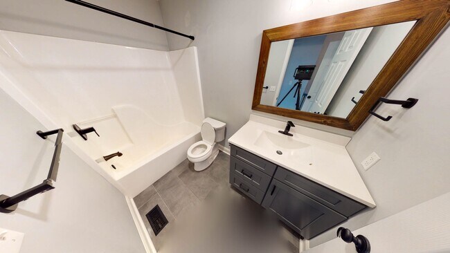 Building Photo - Modern 3-Level Townhome in Monaca – 2 Bed,...