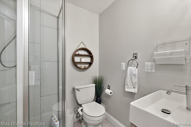 Building Photo - 486 Charlevoix St