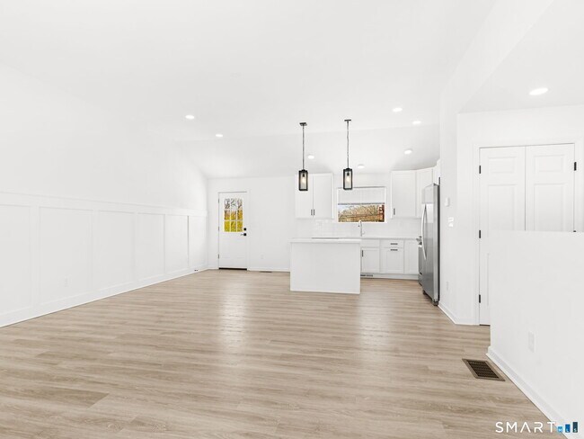 Building Photo - 1974 Kings Hwy