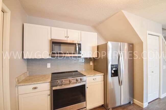 Building Photo - 2 Bedroom 2 Bath Townhome In West Des Moines