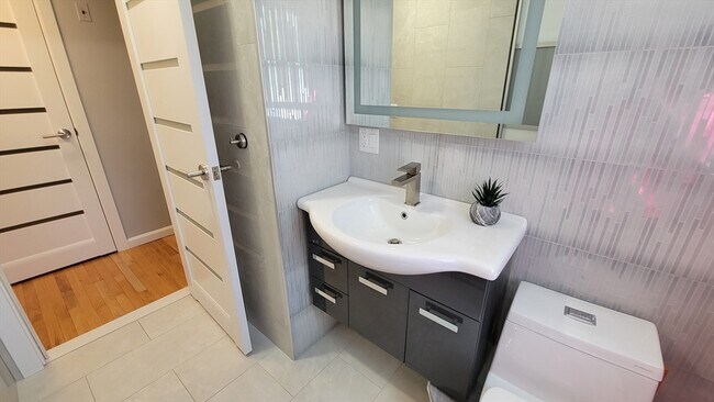 Building Photo - 31 Hunnewell St