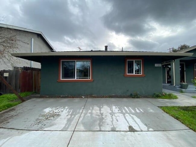 Building Photo - Spacious ADU -  nearly new appliances, flo...