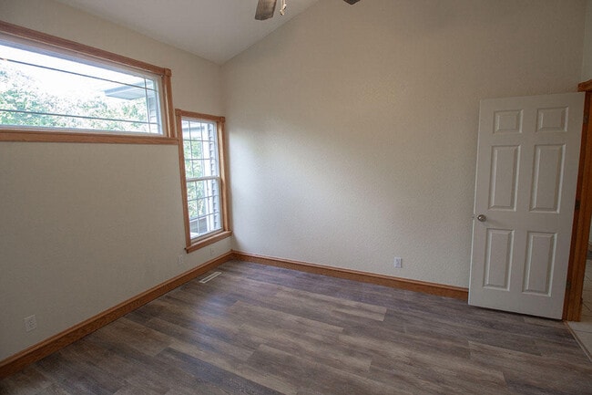 Building Photo - 1420 Bradford Dr