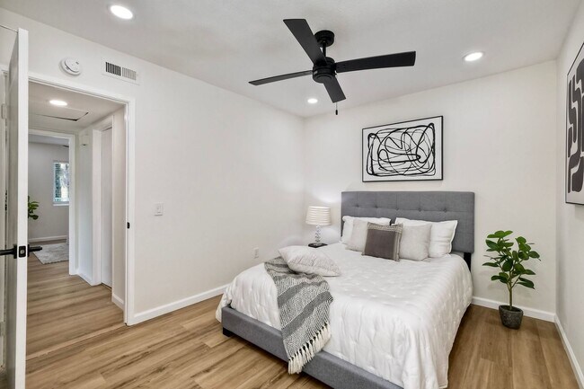 Building Photo - Charming Remodeled 2-Bed / 1.5-Bath Condo ...