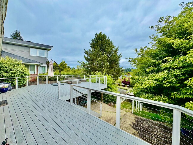 Building Photo - Beautiful Magnolia Home with a VIEW!