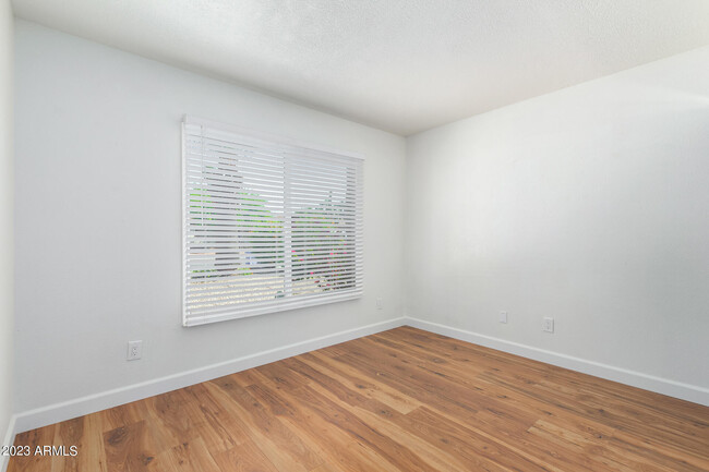 Building Photo - 2439 E Dahlia Dr