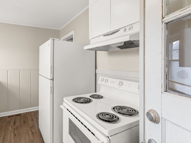 Building Photo - Cozy 2 bedroom, 1 bath now available in NE...