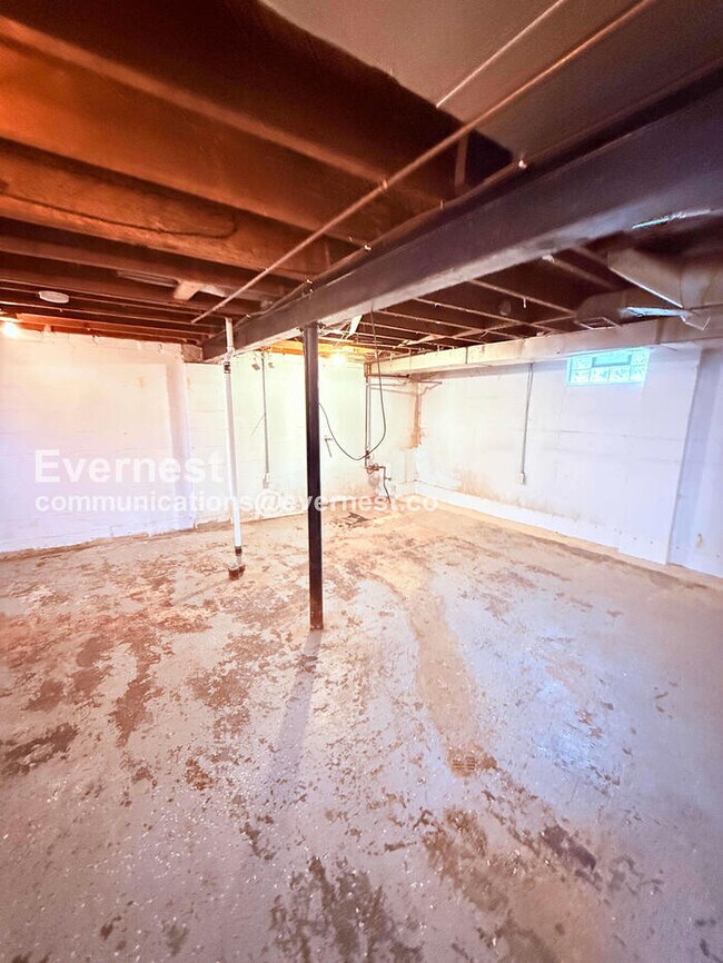 Building Photo - 3 Bed/1 Bath Home with Detached Garage / Vouchers Accepted / Available Now!