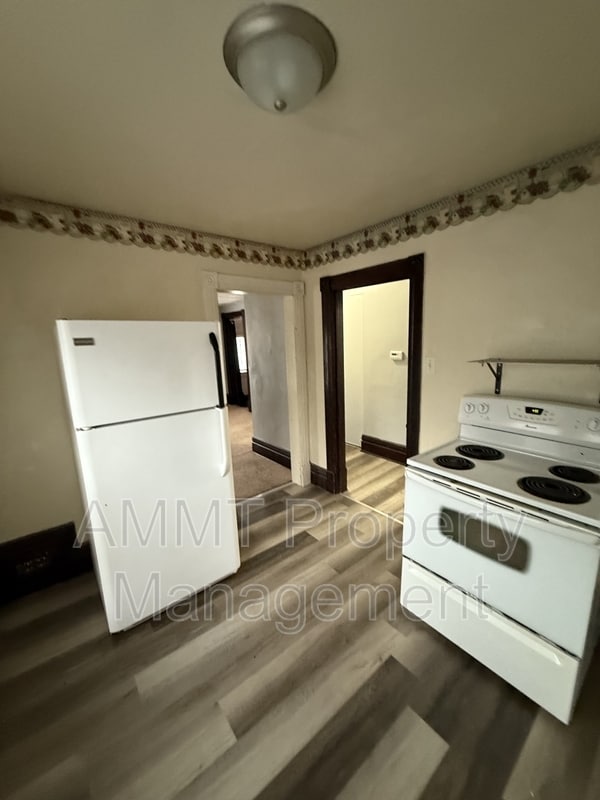 Building Photo - 723 W 1st St