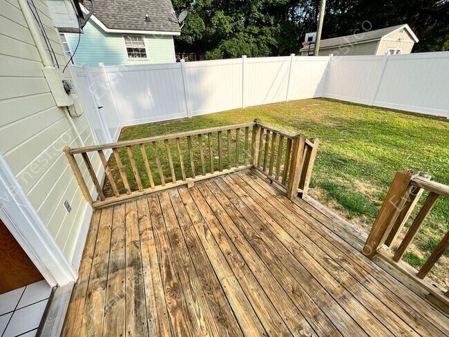 Building Photo - 903 Gordon St