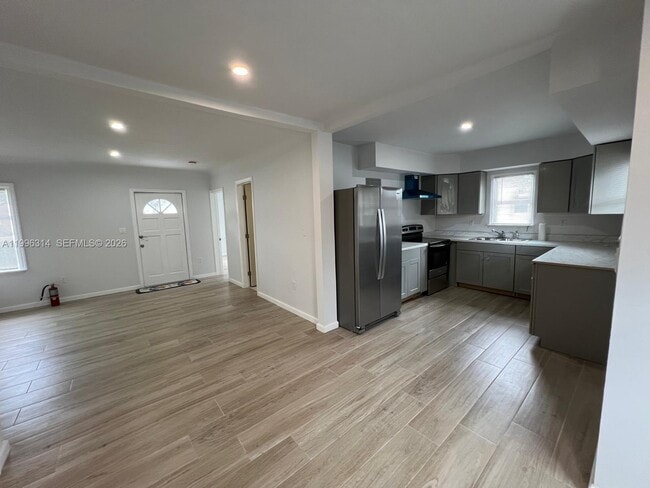 Building Photo - 811 NW 21st Ct