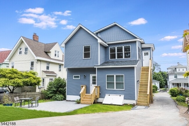 Building Photo - 26 N Willow St