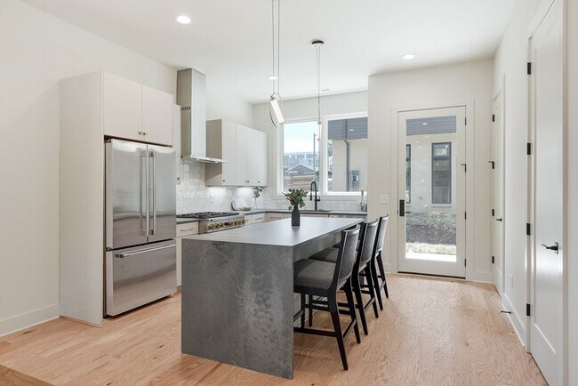 Building Photo - Stunning Salemtown Townhome!