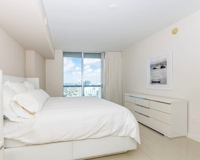 Building Photo - 485 Brickell Ave