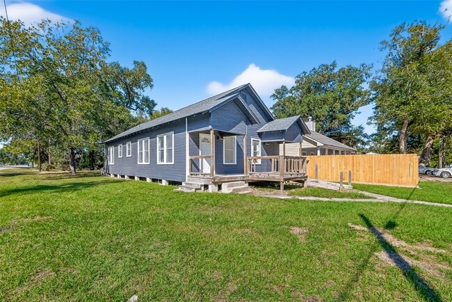 Building Photo - 301 E 3rd St