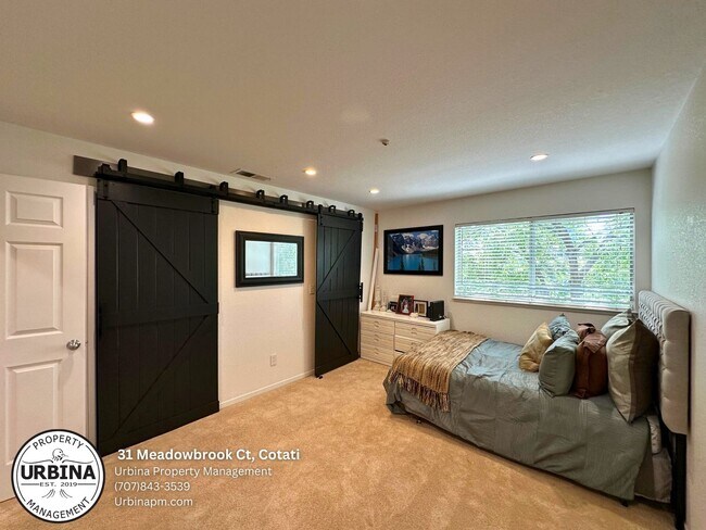 Building Photo - Bright and Spacious 3 Bedroom Townhome in ...