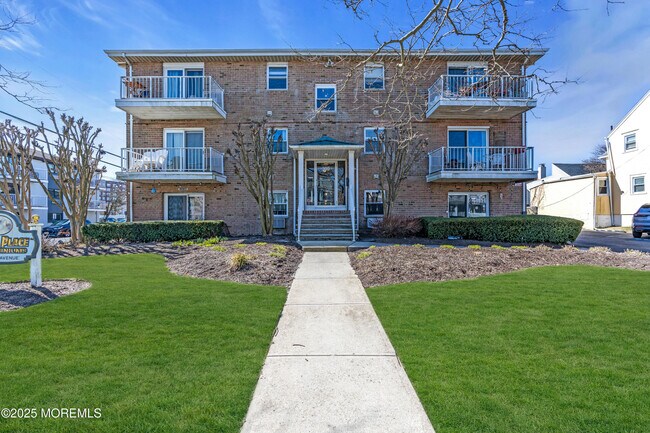 Building Photo - 300 7th Ave