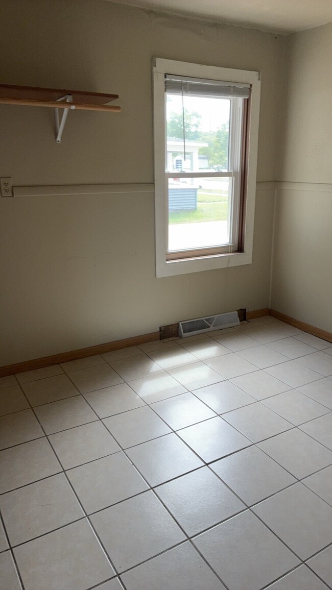 Building Photo - 3 Bed 1 Bath close to UWEC! Available June 1st