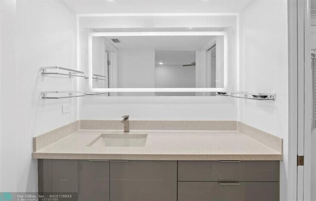 Building Photo - 6085 N Sabal Palm Blvd