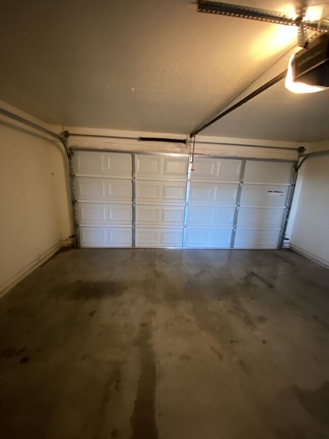 Building Photo - 3 BED / 2 Bath  AVAILABLE NOW