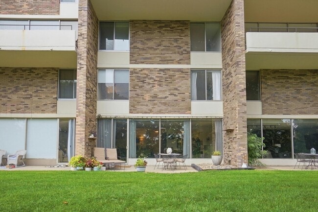 Building Photo - 1000 Urlin Ave