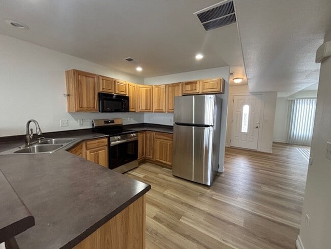 Building Photo - 4 Bedroom 3.5 Bath Townhouse Near Dell Range Blvd.