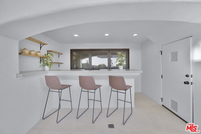 Building Photo - 7212 Mulholland Dr