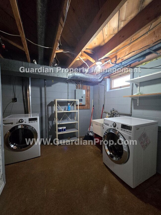 Building Photo - Available now and move-in special! House with extra office/bonus room! new LVP flooring throughou...