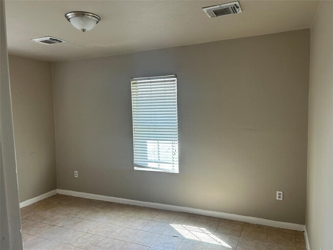 Building Photo - 8910 Strathmore Dr
