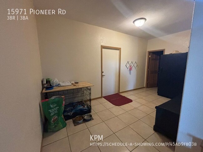 Building Photo - 3 BED | 2.5 BATH | HUGE DOUBLE GARAGE | FA...