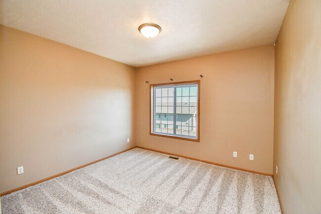 Building Photo - 7434 S Louise Ave