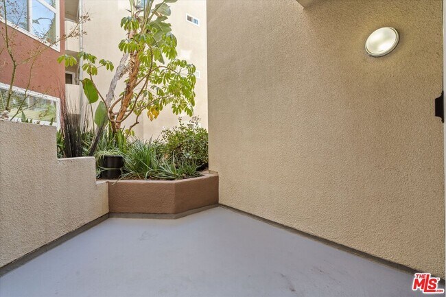Building Photo - 620 S Gramercy Pl