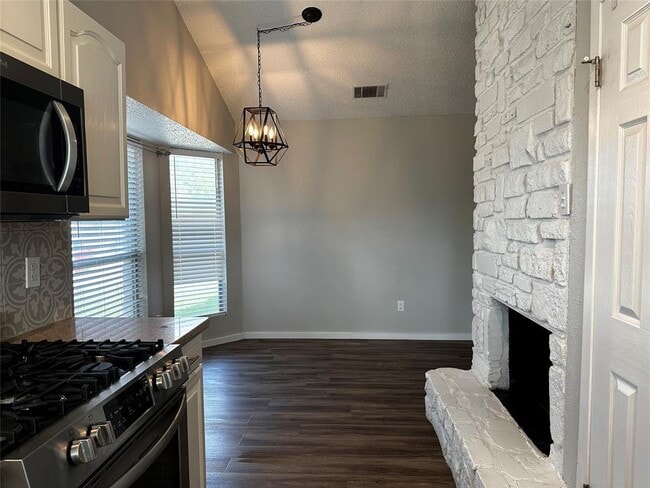 Building Photo - 504 Suzzane Rd