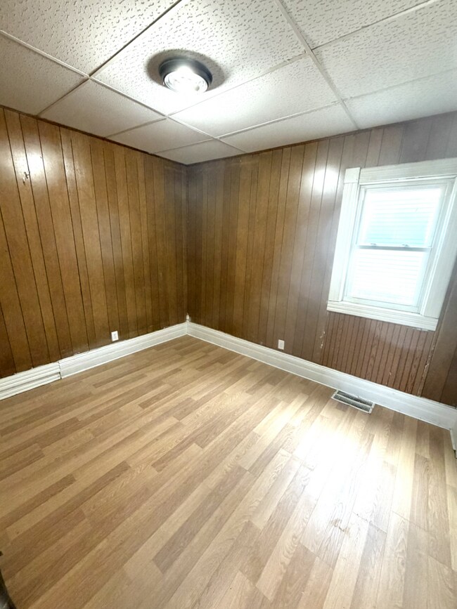 Building Photo - Main floor 3 Bed/1 Bath Available!