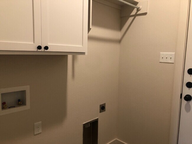 Building Photo - Beautiful well-maintained townhome