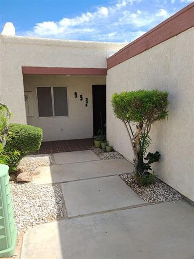 Building Photo - Three Bedroom Condo!