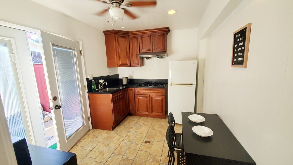 Building Photo - 2206 Deepgrove Ave