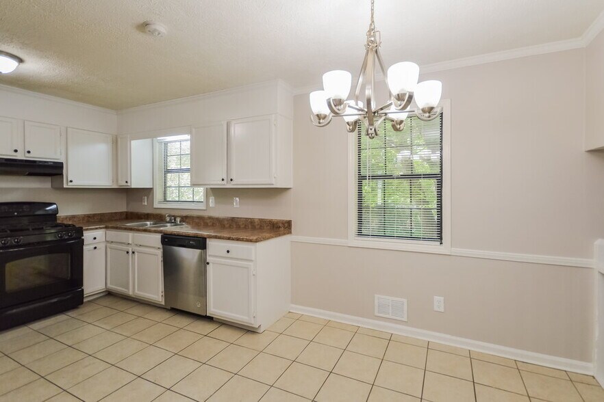 Building Photo - 1731 Underwood Dr SE